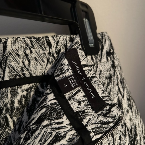 🇨🇦 Judith & Charles black and white pencil skirt with peplum
🍁 Canadian brand 🍁 - Picture 3 of 7